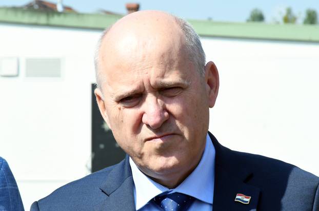 Petrinja: Ministar Bačić obišao tri obitelji koijim su izgrađene zamjenske kuće