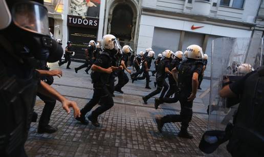 Turska policija ponovo napada suzavcima i vodenim topovima