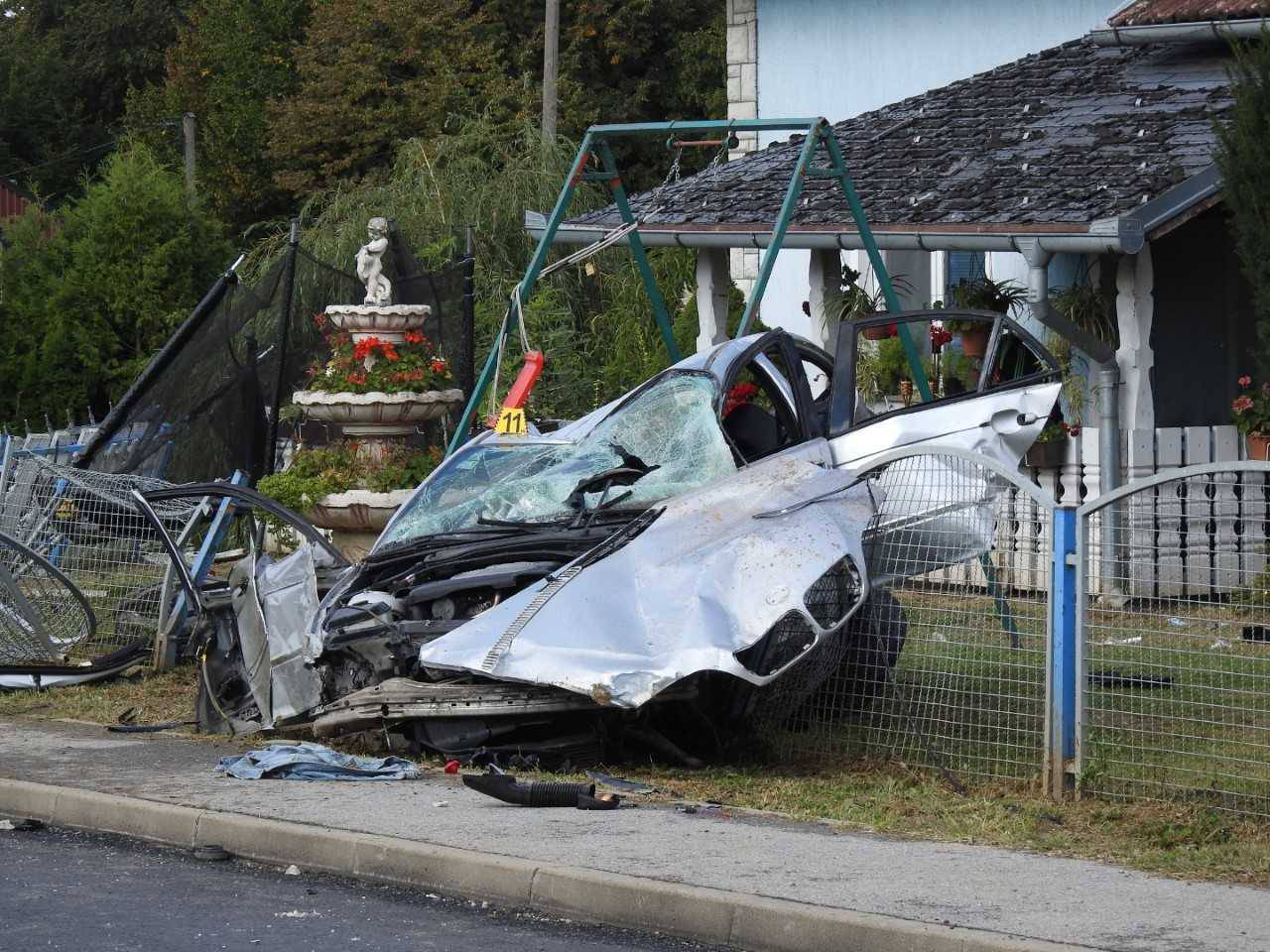 BMW-om sletio s ceste u ogradu kuće, u bolnicu prevezli petero ljudi iz smrskanog automobila