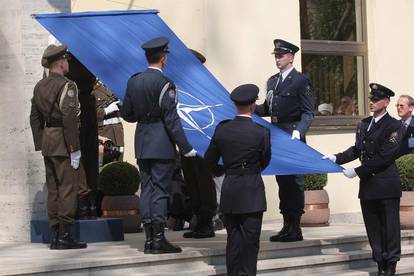 Znak NATO-a se na panou HV-a pretvorio u svastiku