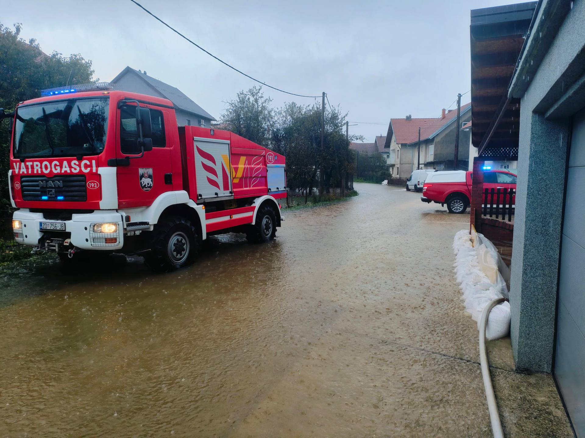 FOTO Vatrogasci cijelu noć bili na intervencijama: 'Najgore je iza nas, vodostaj lagano pada'