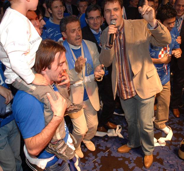 ARHIVA - Nogometaši Dinama na Trgu bana Jelačića s navijačima proslavili naslov prvaka Hrvatske, 19.05.2007.