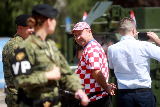 Zagreb: Građani se okupljaju duž trase vojnog mimohoda