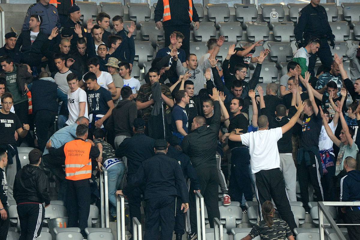 Policija je suzavcem rastjerala navijače koji su palili bengalke