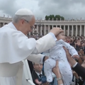 FOTO Papa Lav XIV. održao prvu audijenciju: Provozao se Trgom, ljubio je i blagoslivljao djecu...