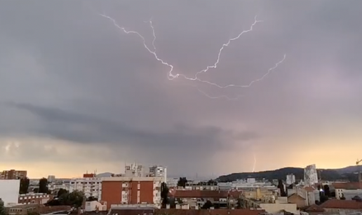 VIDEO Grmljavinsko nevrijeme stiglo u Zagreb, pogledajte snimku munja sa zapada grada