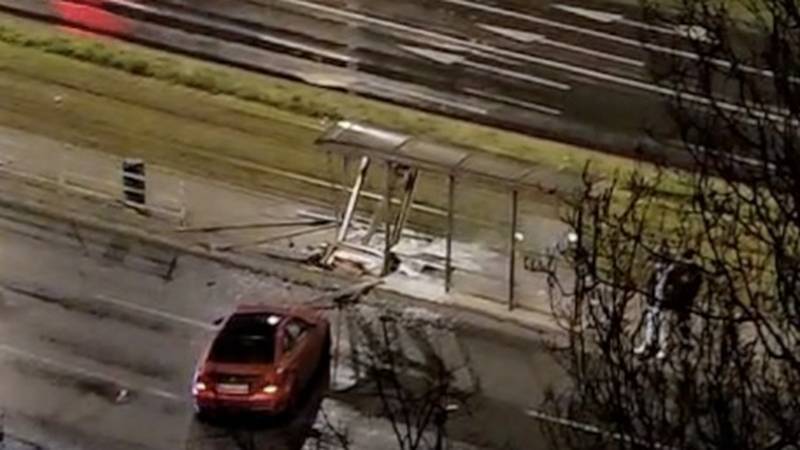 MJESTO UŽASA  U ZAGREBU Izgubio kontrolu nad BMW-om pa razbio tramvajsku stanicu