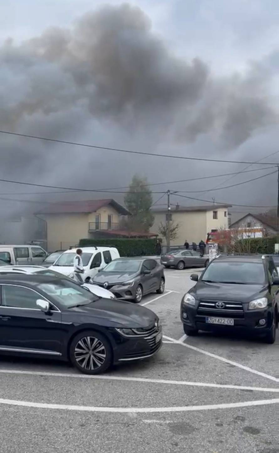 FOTO Strašne scene iz Sesveta: Požar u hali, diže se gusti dim