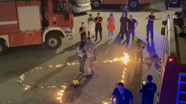 Romantične scene u Sarajevu: Vatrogasac uz pomoć svojih kolega zaprosio djevojku