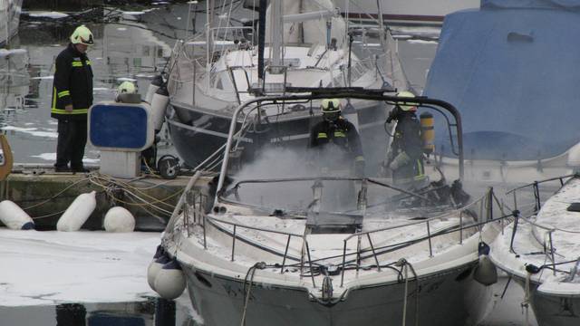 Traže se počinitelji: Šibenskom odvjetniku ukrali brod i spalili