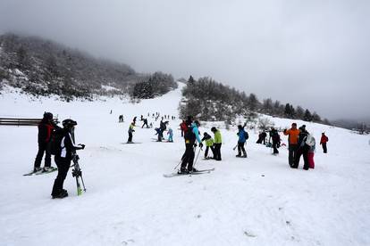 Mrkopalj: Mnogobrojni skijaši su pohrlili na uživanje u snijegu