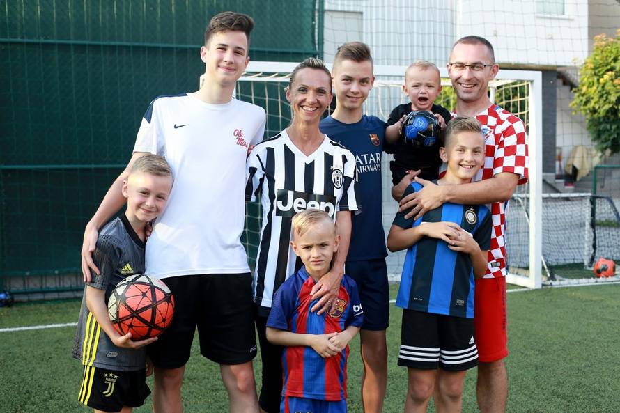 Mirela i njenih 7 nogometaša: 'Za ručak trebamo 3 kile mesa'