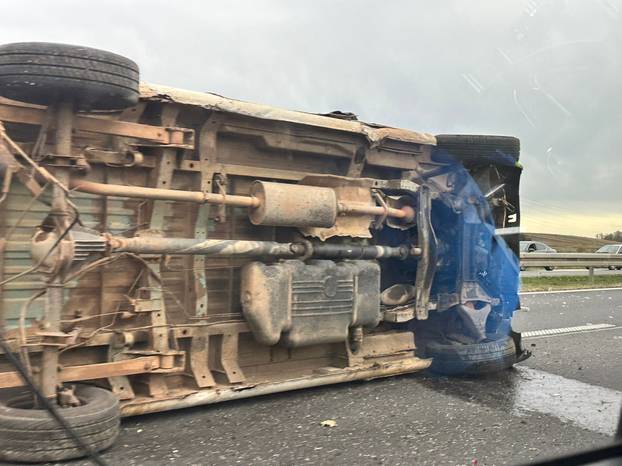 FOTO UŽASA Kamion se zabio u ogradu na A4 i prevrnuo se!