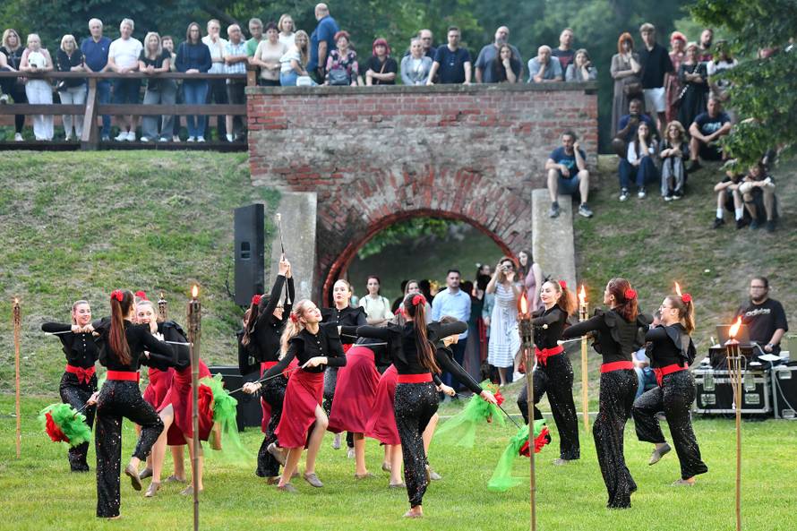 Čakovec: Plesna predstava "Na dlanu jezera"