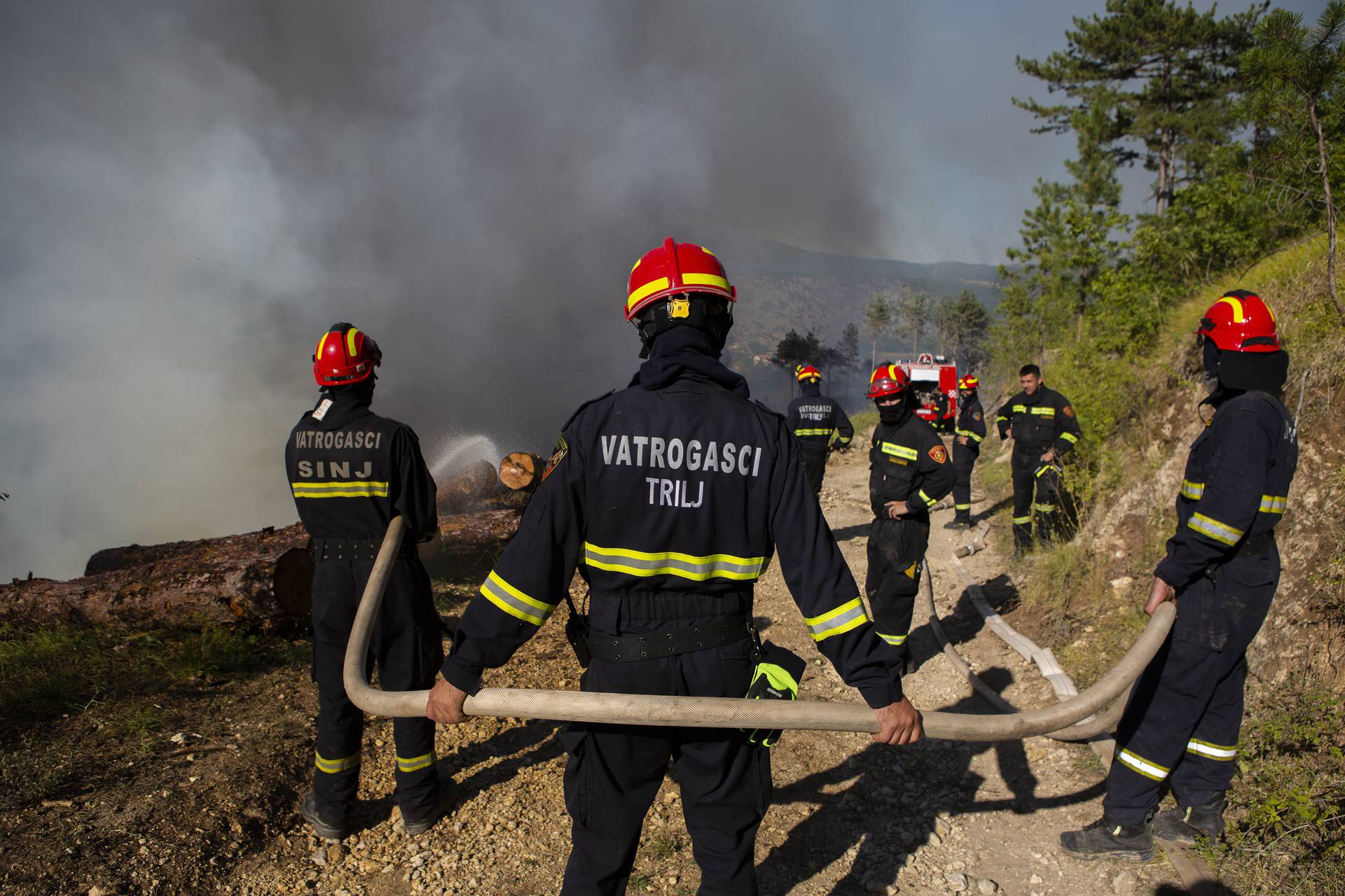 Muć: Nakon iscrpne borbe sa stihijom, požar  lokaliziran