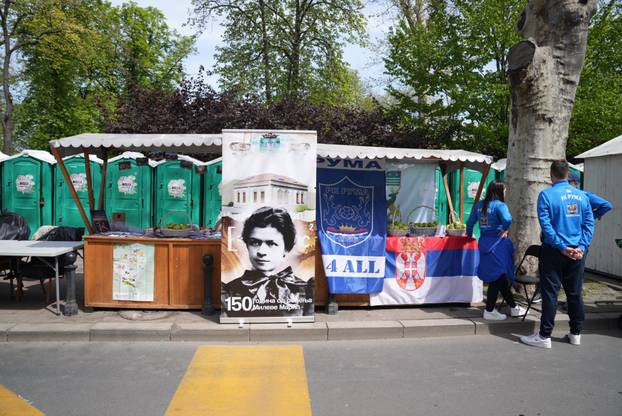 Beograd: Pripreme za trodnevni skup Pokreta za narod i drzavu ispred Narodne skupštine 