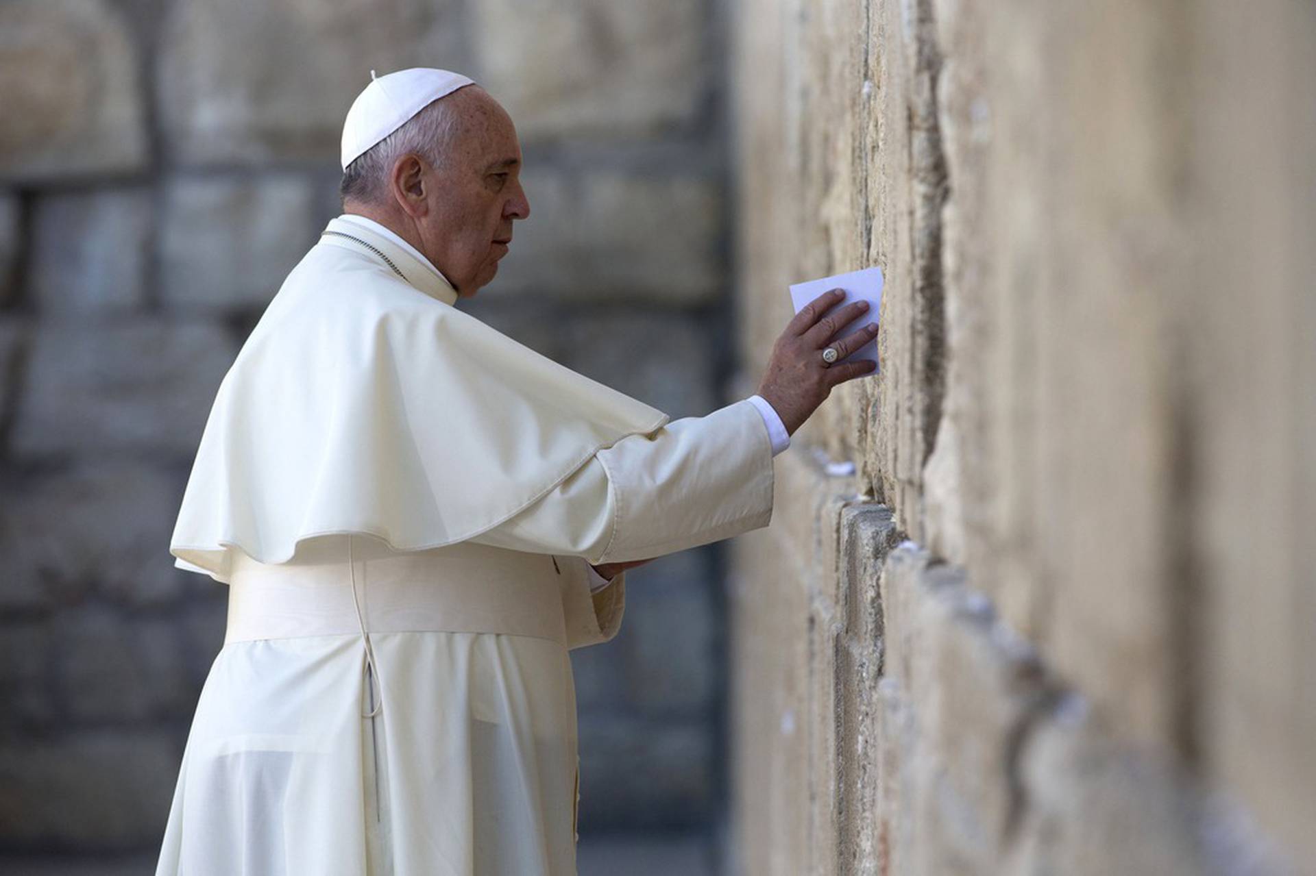 Римский еврей. Папа Римский Франциск стена плача. Папа Римский у стены плача. Папа Римский в Иерусалиме. Папа Римский в Израиле стена плача.
