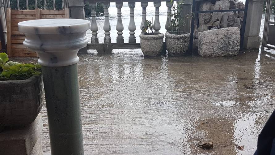 Ceste su pod vodom, odsječeni otoci: Valovi su visoki 6 metara