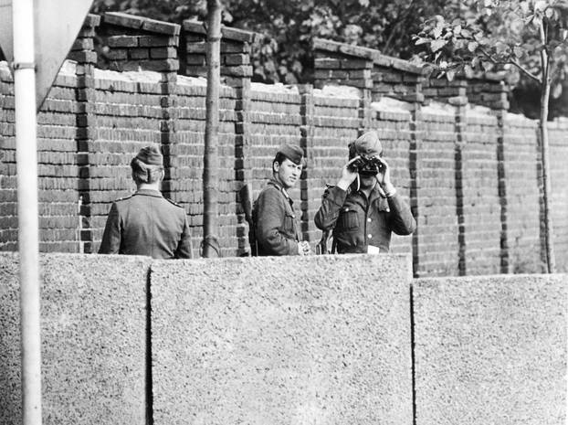 Grenzpolizisten an der Mauer, Foto