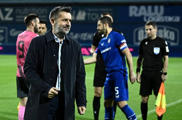 Zagreb: Nenad Bjelica pozdravio navijače uoči početka utakmice Dinama i Lokomotive