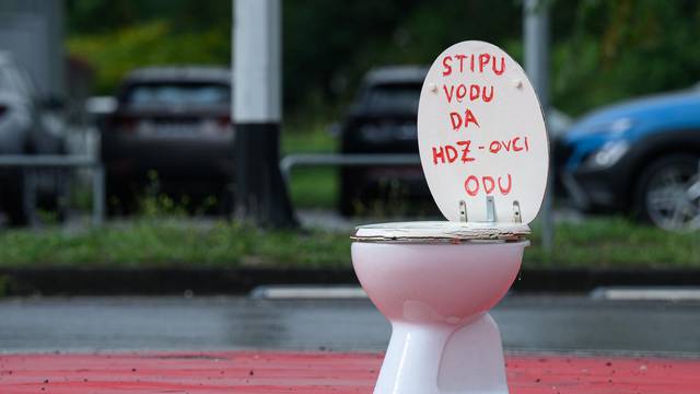 Zagreb: Na kružni tok u Jankomiru postavljena wc školjka s natpisom "Stipu vodu da HDZ-ovci odu"