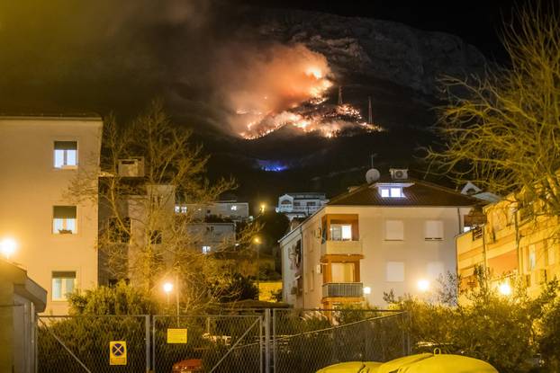 Solin: Šumski požar tijekom večeri buknuo je iznad Solina