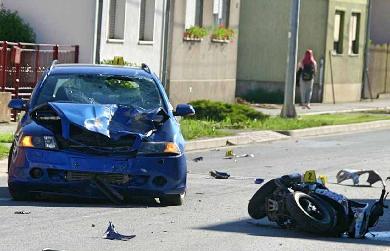 Dvije osobe ozlijeđene u sudaru automobila i skutera