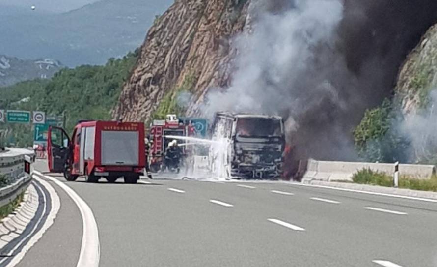 Video: Autobus je izgorio kod Rijeke, požar se širio i na šumu