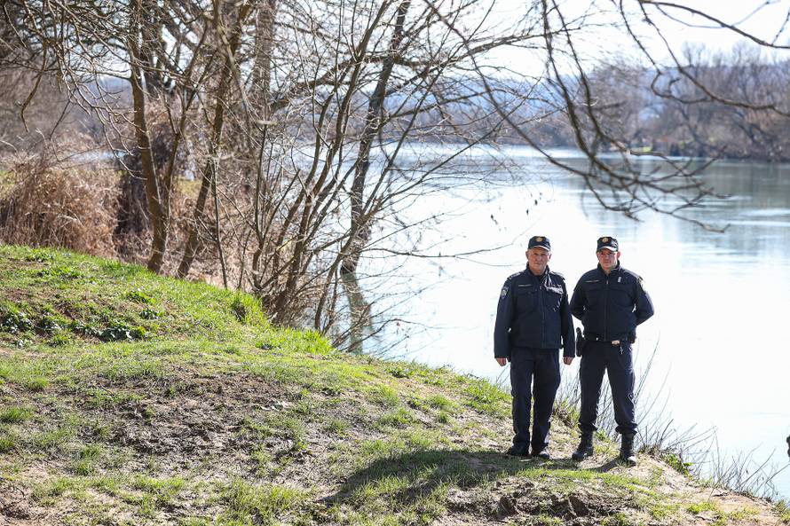 24sata Hrvatska Kostajnica: Policajci koji su prvi pronašli migrante koji su spašeni iz rijeke Une