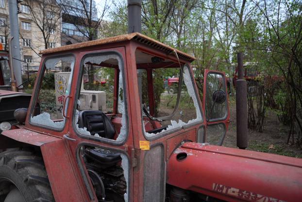 Beograd: Oštećeni traktori parkirani oko Pionirskog parka