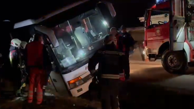 Ukrao autobus pa mrtav pijan izletio u jarak: Pogledajte video izvlačenja busa kod Pokupskog