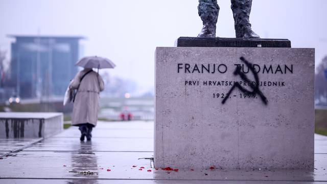 Unakazili novi spomenik Franji Tuđmanu: Nacrtali srp i čekić...