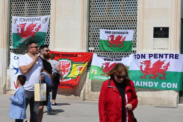 Split: Interventna policija krenula u skidanje navijačkih zastava Walesa s pročelja zgrade na Rivi