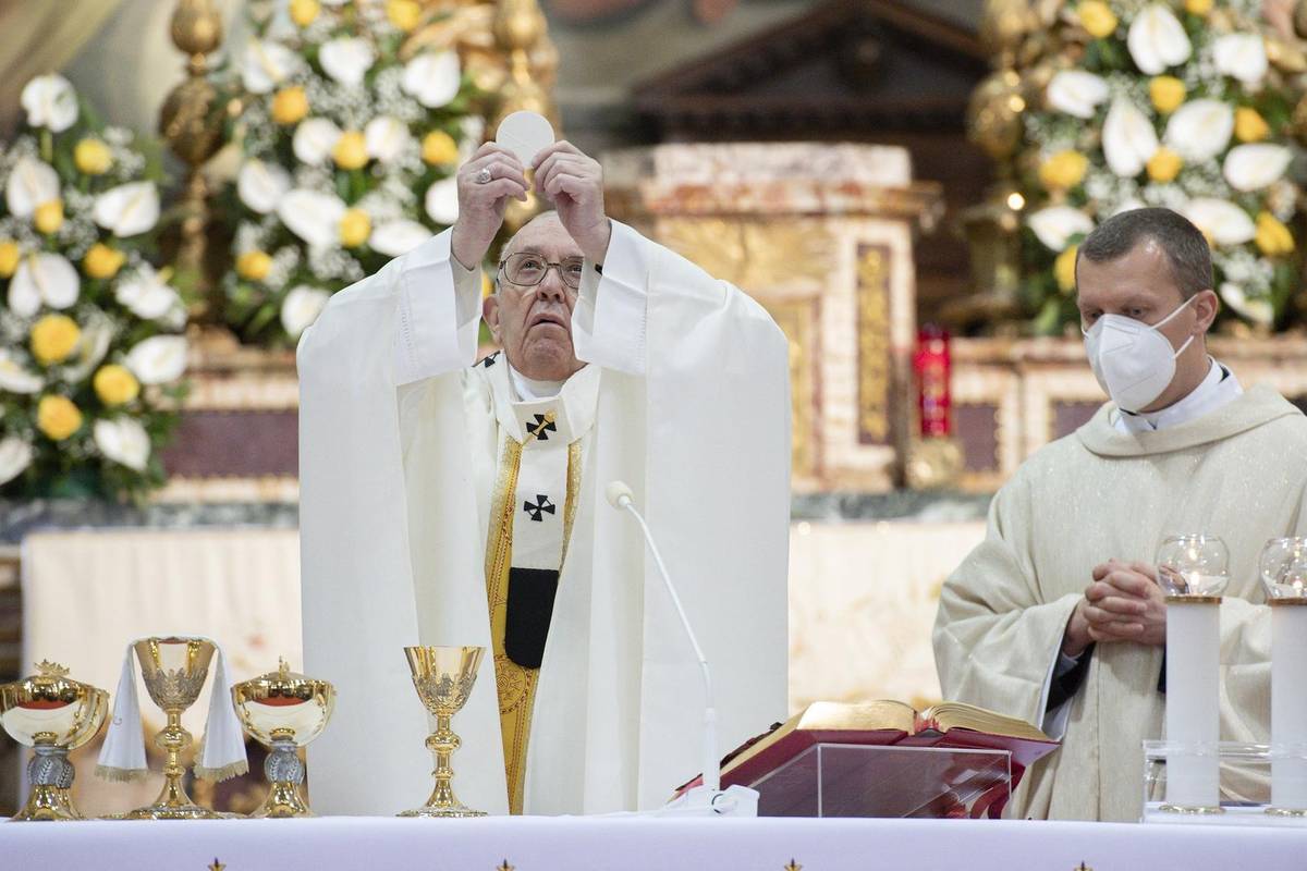Papa Franjo se cijepio, nakon mise vjernici mu ljubili ruke