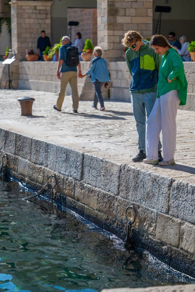 Dubrovnik: Sunčan i topao jesenji dan u gradu
