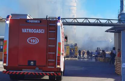 Eksplodirao silos u mjestu Veliki Bukovec: Muškarac ozlijeđen, u tijeku gašenje požara u pilani
