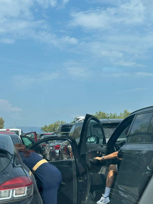 FOTO Ogromna gužva u luci na Braču: 'Pa čekamo satima...'