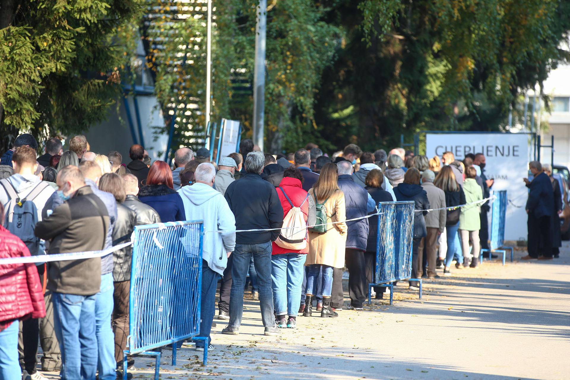 Gužva na Velesajmu: Građani u redovima čekaju na cijepljenje, stigli antivakseri i prosvjeduju