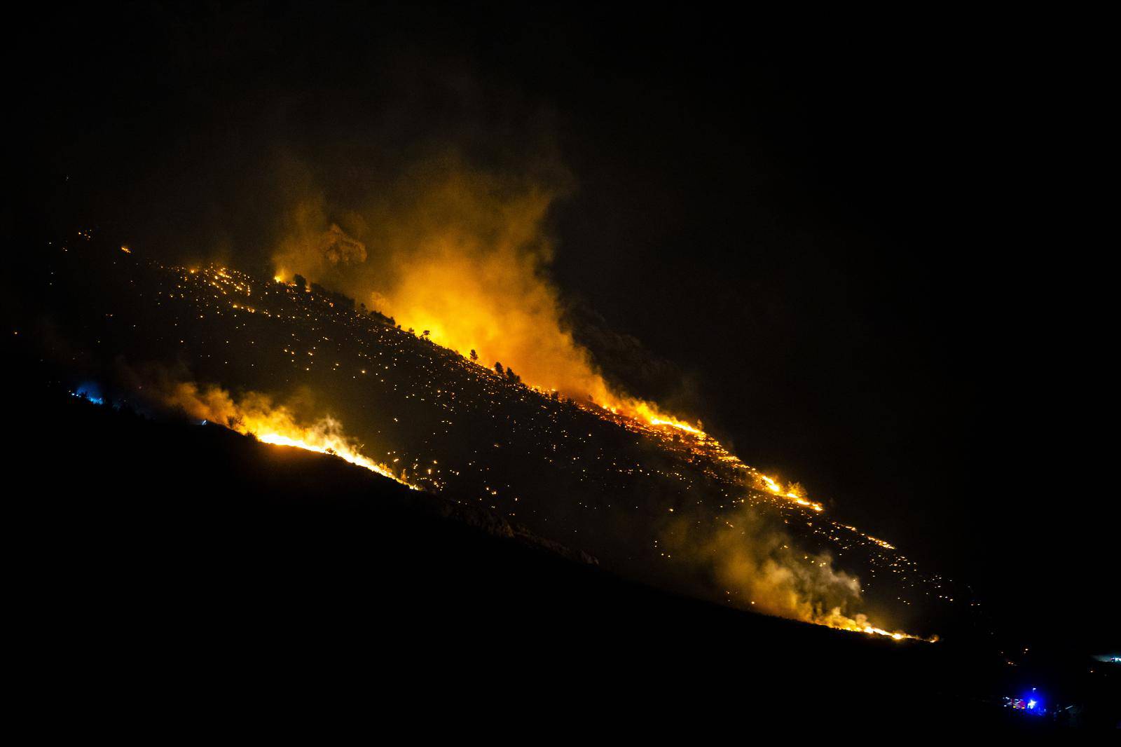 Velik požar planuo je u Lokvi Rogoznici te se širi nošen jakom burom