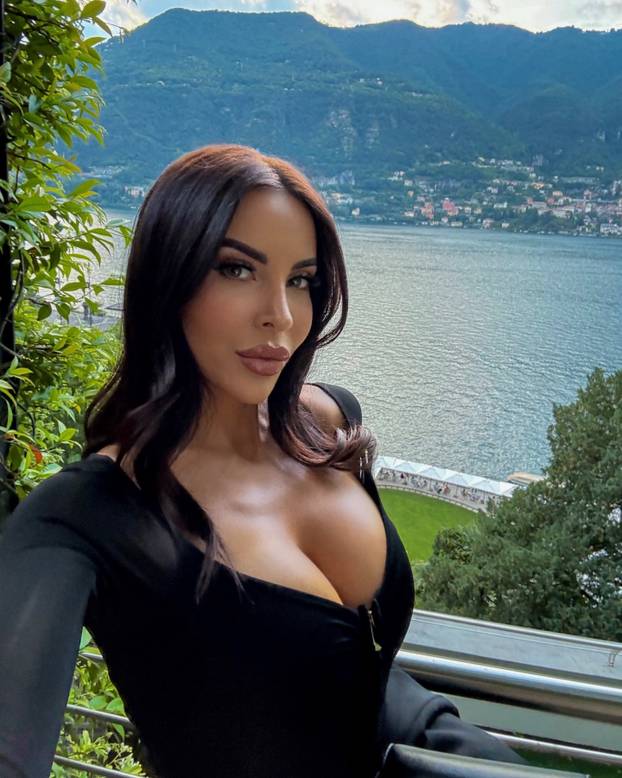 FOTO Tko je bujna TV voditeljica koja se fotkala gola? Šuškalo se da je imala aferu s legendom
