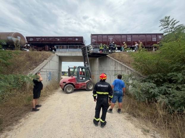 PRIZORI UŽASA Putnički vlak smrskan u sudaru s teretnim, na terenu i helikopter hitne