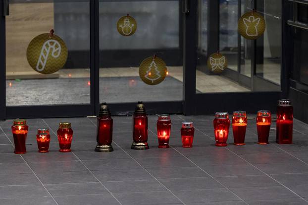 Split: Zapaljene svijeće ispred Lidla u kojemu je ubijena zaposlenica