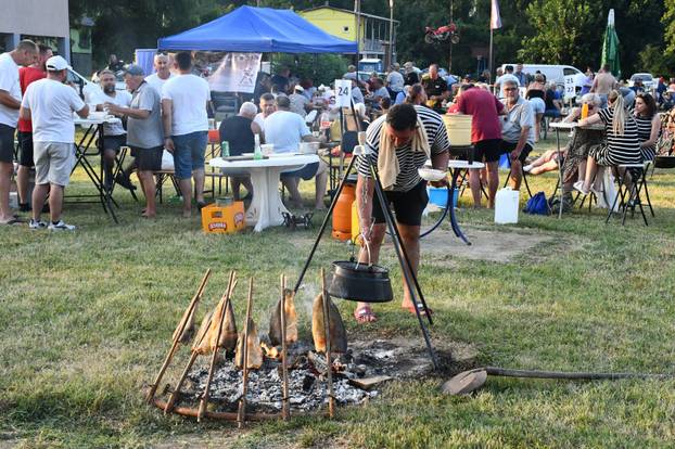 FOTO Otvoreno prvenstvo u kuhanju Fiša: Kotlovi i miris ribe preplavili Slavonski Brod