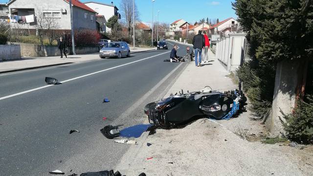 Sudar u Sinju: Motorom se zabio u auto i završio u zidu