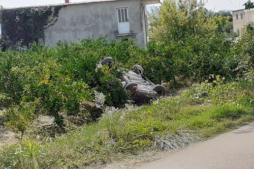 U nesreći u Metkoviću poginuo muškarac: Izletio je s ceste, a potom ga je prikliještilo vozilo