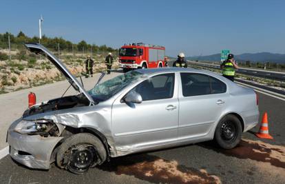 Škodom udario u ogradu na autocesti, troje ljudi ozlijeđeno