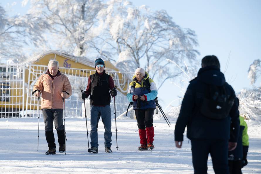 Zagreb: Građani uživaju u suncem okupanom Sljemenu 