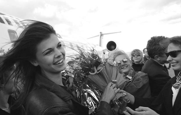 Zagreb: Povratak Anice Kovač s izbora za Miss svijeta gdje je okrunjena prvom pratiljom, 20.11.1995.