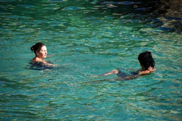 Rt Kamenjak: Sunce je privuklo mnoge, a neki su se i okupali