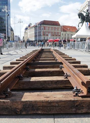 Zagreb: Na Trgu bana Josipa Jela&ccaron;i&cacute;a postavljene stare &zcaron;eljezni&ccaron;ke tra&ccaron;nice
